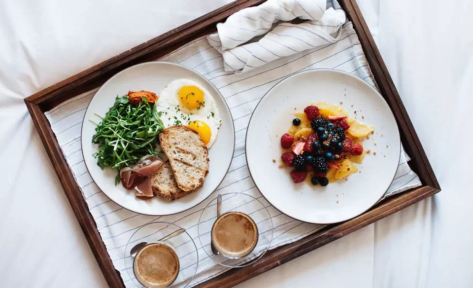 AT_2017NOV07_OnlineStory_EatingOut-RoomService_1000x584px