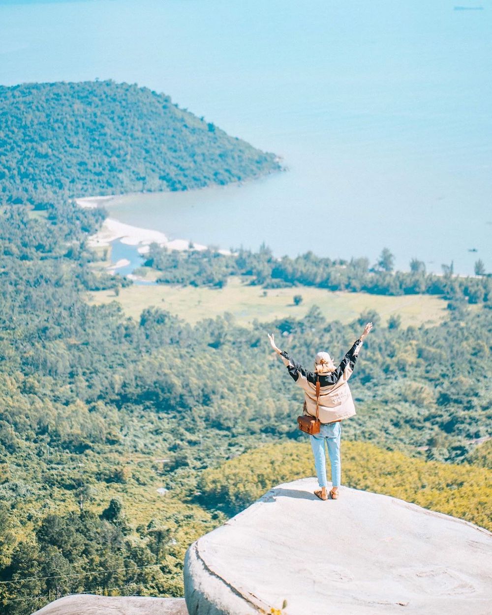 Check-in tại Hòn đá Cụ Rùa