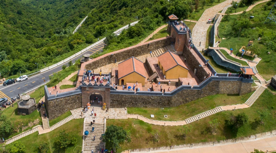 hai van quan don khach